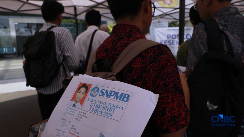 Sejumlah calon mahasiswa bersiap untuk mengikuti pelaksanaan Seleksi Nasional Berdasarkan Tes (SNBT) 2026 di Universitas Pembangunan Nasional Veteran Jakarta (UPNVJ), Limo, Depok, Jawa Barat, Rabu (22/4/2026). (CNBC Indonesia/Muhammad Sabki)