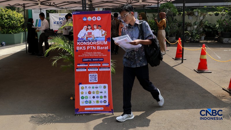 Sejumlah calon mahasiswa bersiap untuk mengikuti pelaksanaan Seleksi Nasional Berdasarkan Tes (SNBT) 2026 di Universitas Pembangunan Nasional Veteran Jakarta (UPNVJ), Limo, Depok, Jawa Barat, Rabu (22/4/2026). (CNBC Indonesia/Muhammad Sabki)