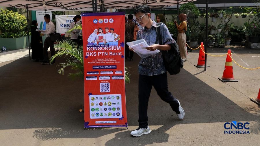 Sejumlah calon mahasiswa bersiap untuk mengikuti pelaksanaan Seleksi Nasional Berdasarkan Tes (SNBT) 2026 di Universitas Pembangunan Nasional Veteran Jakarta (UPNVJ), Limo, Depok, Jawa Barat, Rabu (22/4/2026). (CNBC Indonesia/Muhammad Sabki)