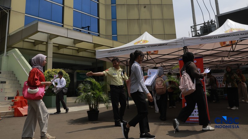 Sejumlah calon mahasiswa bersiap untuk mengikuti pelaksanaan Seleksi Nasional Berdasarkan Tes (SNBT) 2026 di Universitas Pembangunan Nasional Veteran Jakarta (UPNVJ), Limo, Depok, Jawa Barat, Rabu (22/4/2026). (CNBC Indonesia/Muhammad Sabki)
