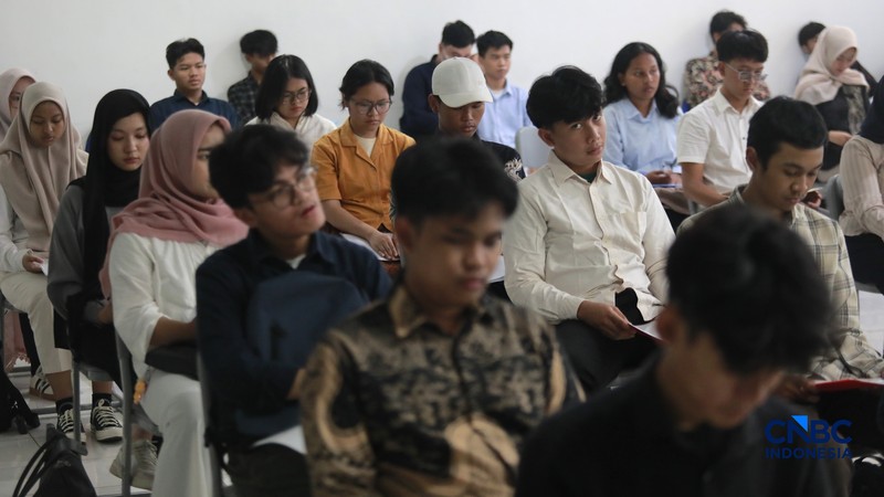 Sejumlah calon mahasiswa bersiap untuk mengikuti pelaksanaan Seleksi Nasional Berdasarkan Tes (SNBT) 2026 di Universitas Pembangunan Nasional Veteran Jakarta (UPNVJ), Limo, Depok, Jawa Barat, Rabu (22/4/2026). (CNBC Indonesia/Muhammad Sabki)