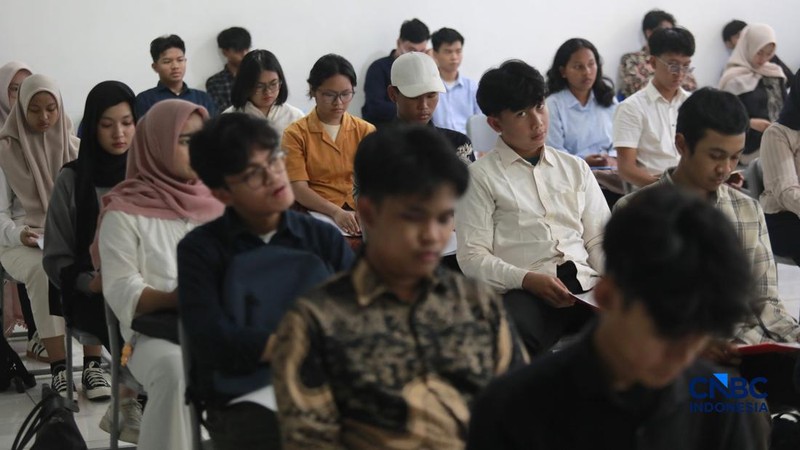 Sejumlah calon mahasiswa bersiap untuk mengikuti pelaksanaan Seleksi Nasional Berdasarkan Tes (SNBT) 2026 di Universitas Pembangunan Nasional Veteran Jakarta (UPNVJ), Limo, Depok, Jawa Barat, Rabu (22/4/2026). (CNBC Indonesia/Muhammad Sabki)