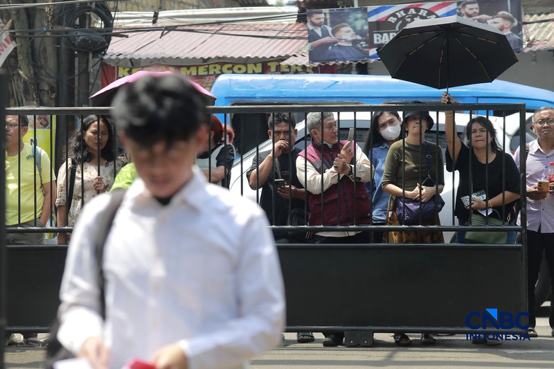 Sejumlah calon mahasiswa bersiap untuk mengikuti pelaksanaan Seleksi Nasional Berdasarkan Tes (SNBT) 2026 di Universitas Pembangunan Nasional Veteran Jakarta (UPNVJ), Limo, Depok, Jawa Barat, Rabu (22/4/2026). (CNBC Indonesia/Muhammad Sabki)