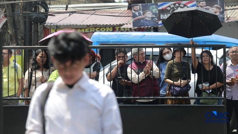 Sejumlah calon mahasiswa bersiap untuk mengikuti pelaksanaan Seleksi Nasional Berdasarkan Tes (SNBT) 2026 di Universitas Pembangunan Nasional Veteran Jakarta (UPNVJ), Limo, Depok, Jawa Barat, Rabu (22/4/2026). (CNBC Indonesia/Muhammad Sabki)