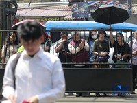 Sejumlah calon mahasiswa bersiap untuk mengikuti pelaksanaan Seleksi Nasional Berdasarkan Tes (SNBT) 2026 di Universitas Pembangunan Nasional Veteran Jakarta (UPNVJ), Limo, Depok, Jawa Barat, Rabu (22/4/2026). (CNBC Indonesia/Muhammad Sabki)