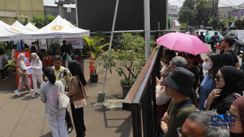 Sejumlah calon mahasiswa bersiap untuk mengikuti pelaksanaan Seleksi Nasional Berdasarkan Tes (SNBT) 2026 di Universitas Pembangunan Nasional Veteran Jakarta (UPNVJ), Limo, Depok, Jawa Barat, Rabu (22/4/2026). (CNBC Indonesia/Muhammad Sabki)