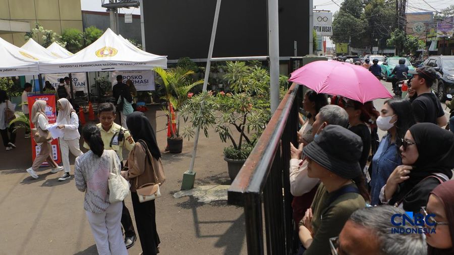 Sejumlah calon mahasiswa bersiap untuk mengikuti pelaksanaan Seleksi Nasional Berdasarkan Tes (SNBT) 2026 di Universitas Pembangunan Nasional Veteran Jakarta (UPNVJ), Limo, Depok, Jawa Barat, Rabu (22/4/2026). (CNBC Indonesia/Muhammad Sabki)