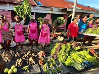 Suasana aktivitas pedagang di Pasar Ikan Sorong, Papua Barat Daya