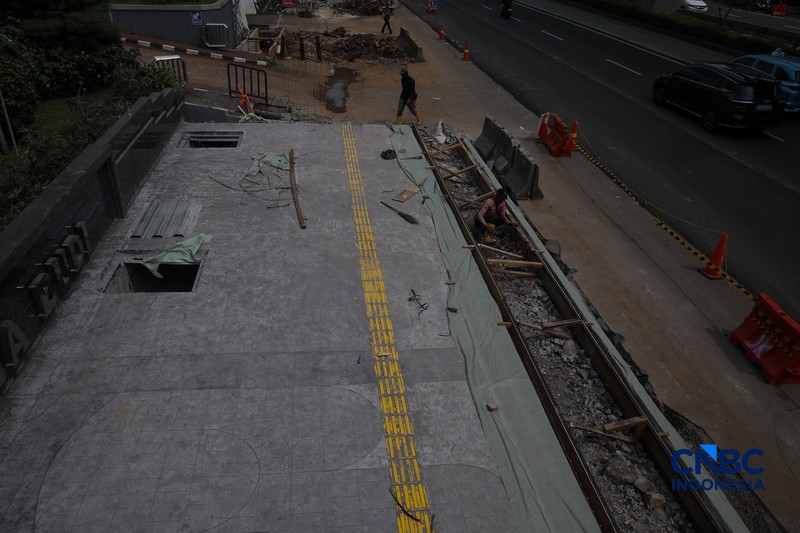 Suasana pengerjaan proyek revitalisasi di sepanjang trotoar Jalan HR Rasuna Said, kawasan Kuningan, Jakarta, Rabu (22/4/2026). (CNBC Indonesia/Faisal Rahman)