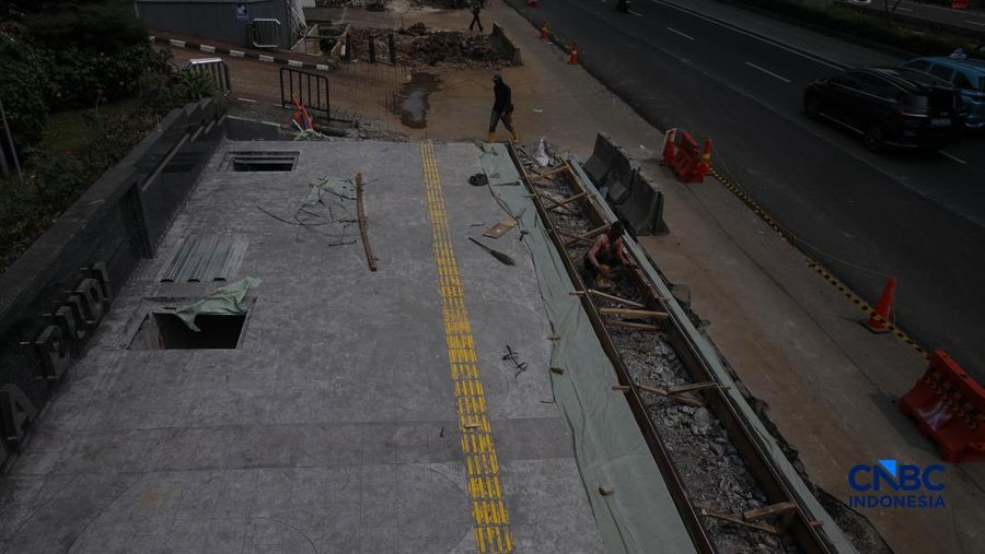 Suasana pengerjaan proyek revitalisasi di sepanjang trotoar Jalan HR Rasuna Said, kawasan Kuningan, Jakarta, Rabu (22/4/2026).