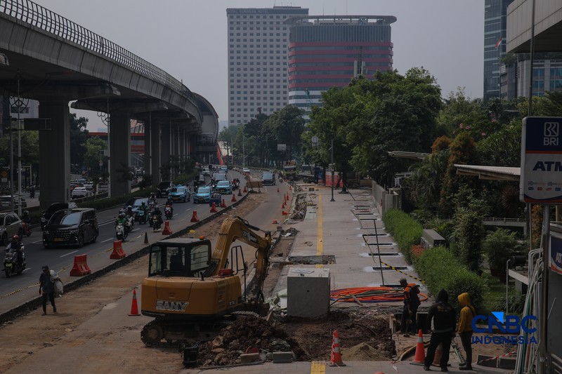 Suasana pengerjaan proyek revitalisasi di sepanjang trotoar Jalan HR Rasuna Said, kawasan Kuningan, Jakarta, Rabu (22/4/2026). (CNBC Indonesia/Faisal Rahman)
