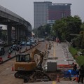 Suasana pengerjaan proyek revitalisasi di sepanjang trotoar Jalan HR Rasuna Said, kawasan Kuningan, Jakarta, Rabu (22/4/2026). (CNBC Indonesia/Faisal Rahman)