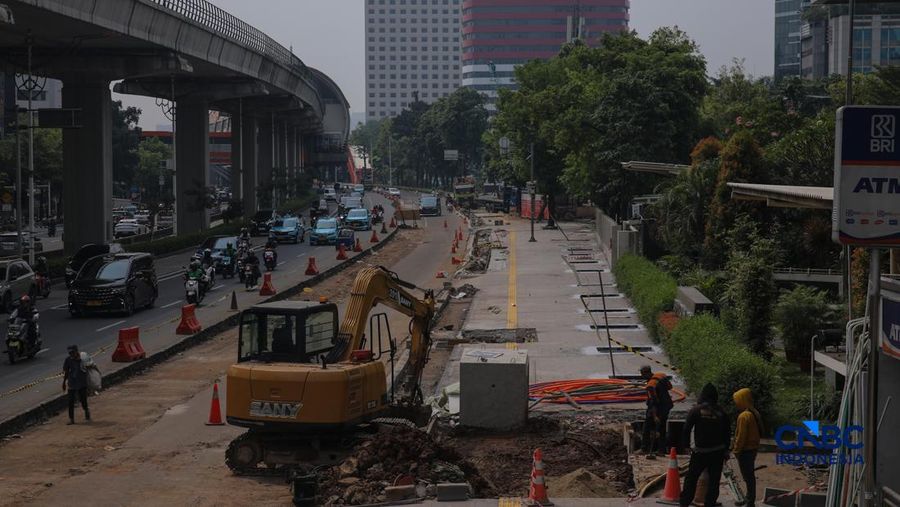 Suasana pengerjaan proyek revitalisasi di sepanjang trotoar Jalan HR Rasuna Said, kawasan Kuningan, Jakarta, Rabu (22/4/2026). (CNBC Indonesia/Faisal Rahman)