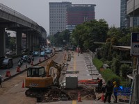 Suasana pengerjaan proyek revitalisasi di sepanjang trotoar Jalan HR Rasuna Said, kawasan Kuningan, Jakarta, Rabu (22/4/2026). (CNBC Indonesia/Faisal Rahman)