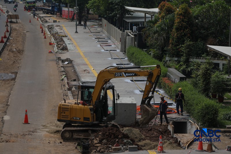 Suasana pengerjaan proyek revitalisasi di sepanjang trotoar Jalan HR Rasuna Said, kawasan Kuningan, Jakarta, Rabu (22/4/2026). (CNBC Indonesia/Faisal Rahman)