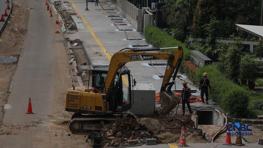 Suasana pengerjaan proyek revitalisasi di sepanjang trotoar Jalan HR Rasuna Said, kawasan Kuningan, Jakarta, Rabu (22/4/2026).