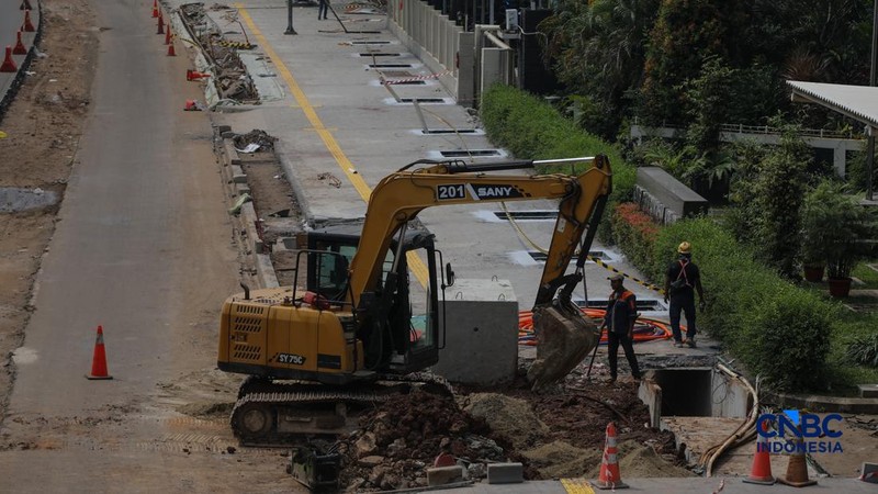 Suasana pengerjaan proyek revitalisasi di sepanjang trotoar Jalan HR Rasuna Said, kawasan Kuningan, Jakarta, Rabu (22/4/2026).