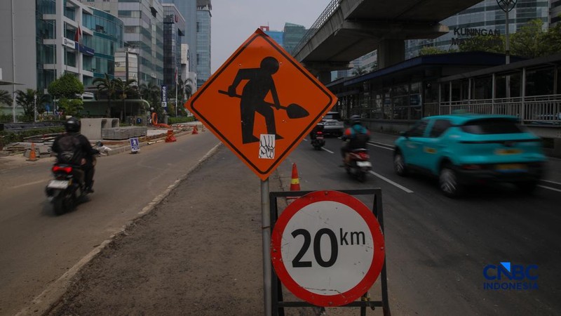 Suasana pengerjaan proyek revitalisasi di sepanjang trotoar Jalan HR Rasuna Said, kawasan Kuningan, Jakarta, Rabu (22/4/2026).