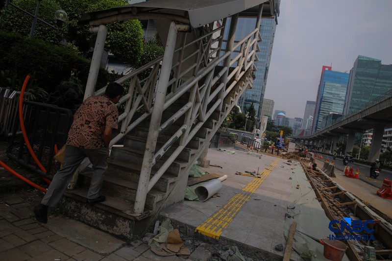 Suasana pengerjaan proyek revitalisasi di sepanjang trotoar Jalan HR Rasuna Said, kawasan Kuningan, Jakarta, Rabu (22/4/2026). (CNBC Indonesia/Faisal Rahman)