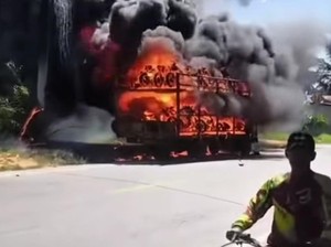 Truk Ekspedisi Pengangkut Sepeda Motor Hangus Terbakar di Langkat