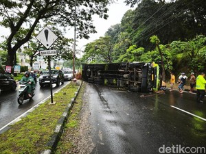 Truk Muatan Triplek Terguling di Tanjakan Silayur, Lalin Contraflow