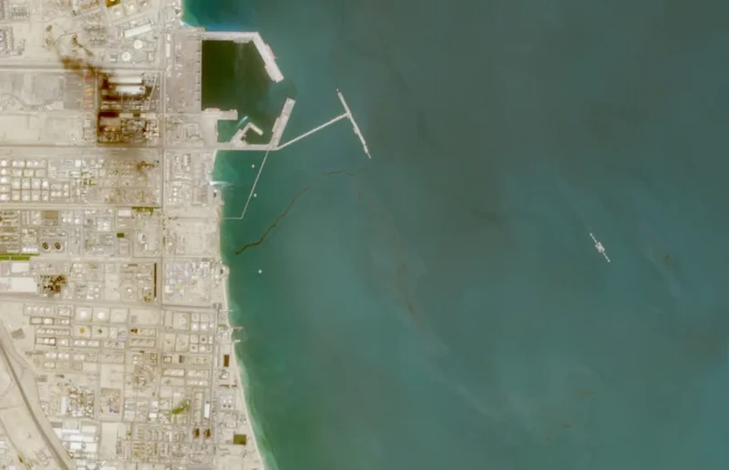 Tumpahan minyak di lepas pantai Kuwait, seperti terlihat dalam gambar dari tanggal 6 April 2026. (Dok. Sentinel-2/Badan Antariksa Eropa)