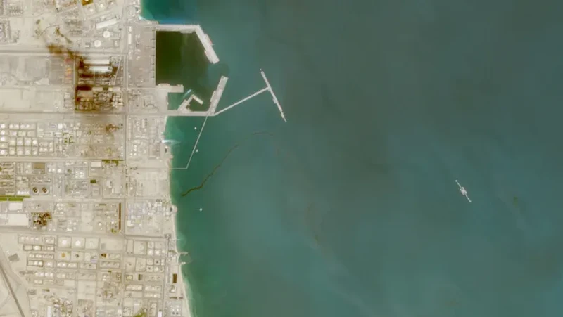 Tumpahan minyak di lepas pantai Kuwait, seperti terlihat dalam gambar dari tanggal 6 April 2026. (Dok. Sentinel-2/Badan Antariksa Eropa)