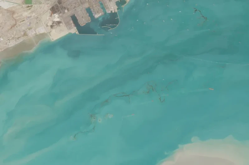 Tumpahan minyak di lepas pantai Kuwait, seperti terlihat dalam gambar dari tanggal 6 April 2026. (Dok. Sentinel-2/Badan Antariksa Eropa)