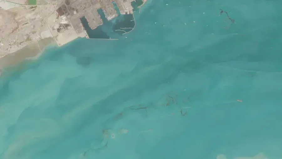 Tumpahan minyak di lepas pantai Kuwait, seperti terlihat dalam gambar dari tanggal 6 April 2026. (Dok. Sentinel-2/Badan Antariksa Eropa)