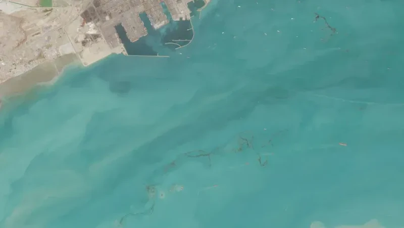 Tumpahan minyak di lepas pantai Kuwait, seperti terlihat dalam gambar dari tanggal 6 April 2026. (Dok. Sentinel-2/Badan Antariksa Eropa)