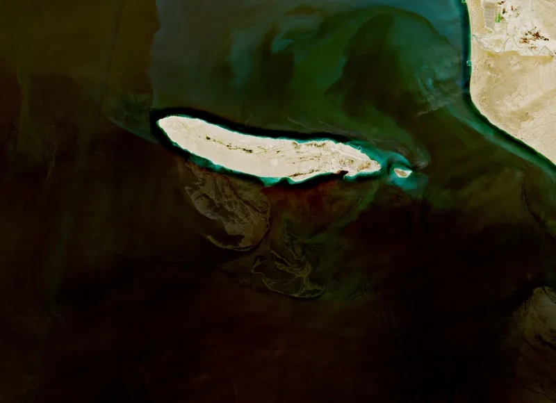 Tumpahan minyak di lepas pantai Kuwait, seperti terlihat dalam gambar dari tanggal 6 April 2026. (Dok. Sentinel-2/Badan Antariksa Eropa)