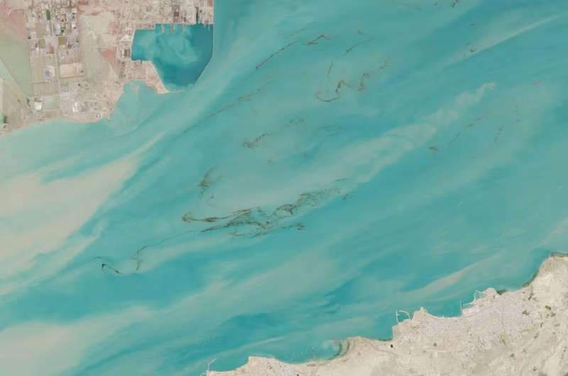 Tumpahan minyak di lepas pantai Kuwait, seperti terlihat dalam gambar dari tanggal 6 April 2026. (Dok. Sentinel-2/Badan Antariksa Eropa)
