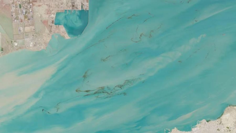 Tumpahan minyak di lepas pantai Kuwait, seperti terlihat dalam gambar dari tanggal 6 April 2026. (Dok. Sentinel-2/Badan Antariksa Eropa)