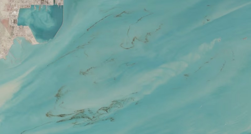 Tumpahan minyak di lepas pantai Kuwait, seperti terlihat dalam gambar dari tanggal 6 April 2026. (Dok. Sentinel-2/Badan Antariksa Eropa)