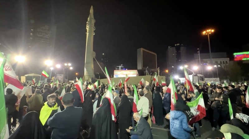 Warga Iran memadati jalan-jalan ibu kota Teheran pada Selasa (21/4/2026), bertepatan dengan pameran persenjataan rudal balistik oleh militer. (Tangkapan Layar Video Reuters/POOL via WANA)