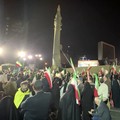 Warga Iran memadati jalan-jalan ibu kota Teheran pada Selasa (21/4/2026), bertepatan dengan pameran persenjataan rudal balistik oleh militer. (Tangkapan Layar Video Reuters/POOL via WANA)
