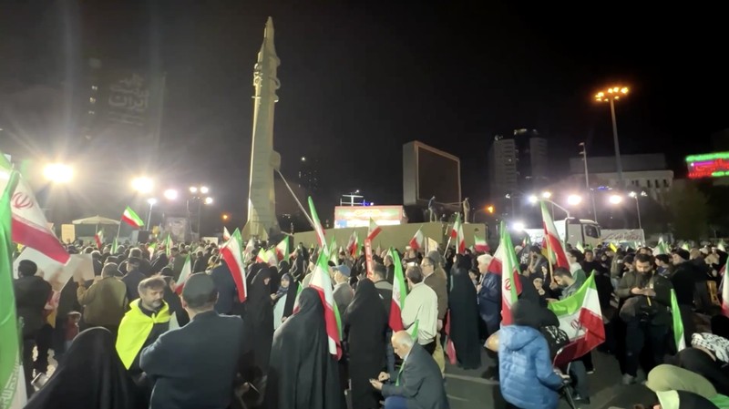 Warga Iran memadati jalan-jalan ibu kota Teheran pada Selasa (21/4/2026), bertepatan dengan pameran persenjataan rudal balistik oleh militer. (Tangkapan Layar Video Reuters/POOL via WANA)