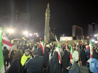 Warga Iran memadati jalan-jalan ibu kota Teheran pada Selasa (21/4/2026), bertepatan dengan pameran persenjataan rudal balistik oleh militer. (Tangkapan Layar Video Reuters/POOL via WANA)