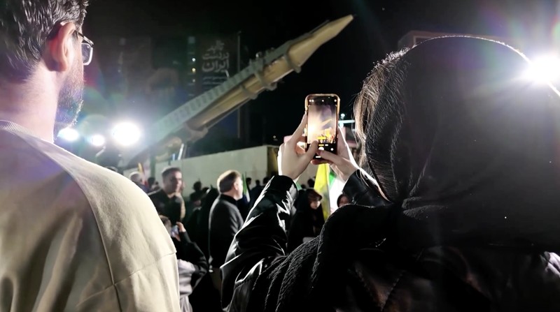 Warga Iran memadati jalan-jalan ibu kota Teheran pada Selasa (21/4/2026), bertepatan dengan pameran persenjataan rudal balistik oleh militer. (Tangkapan Layar Video Reuters/POOL via WANA)