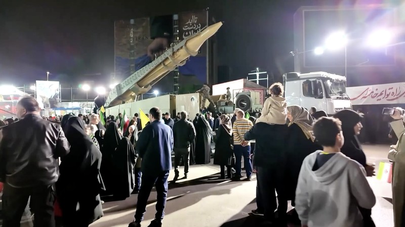 Warga Iran memadati jalan-jalan ibu kota Teheran pada Selasa (21/4/2026), bertepatan dengan pameran persenjataan rudal balistik oleh militer. (Tangkapan Layar Video Reuters/POOL via WANA)