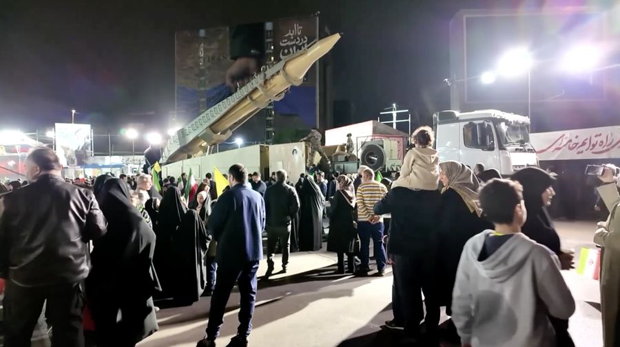 Warga Iran memadati jalan-jalan ibu kota Teheran pada Selasa (21/4/2026), bertepatan dengan pameran persenjataan rudal balistik oleh militer.