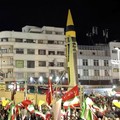 Warga Iran memadati jalan-jalan ibu kota Teheran pada Selasa (21/4/2026), bertepatan dengan pameran persenjataan rudal balistik oleh militer. (Tangkapan Layar Video Reuters/POOL via WANA)