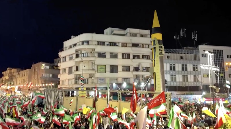 Warga Iran memadati jalan-jalan ibu kota Teheran pada Selasa (21/4/2026), bertepatan dengan pameran persenjataan rudal balistik oleh militer.