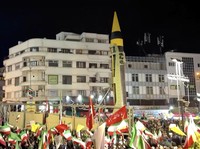 Warga Iran memadati jalan-jalan ibu kota Teheran pada Selasa (21/4/2026), bertepatan dengan pameran persenjataan rudal balistik oleh militer. (Tangkapan Layar Video Reuters/POOL via WANA)