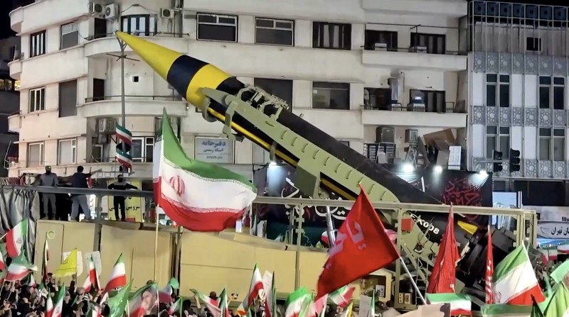 Warga Iran memadati jalan-jalan ibu kota Teheran pada Selasa (21/4/2026), bertepatan dengan pameran persenjataan rudal balistik oleh militer. (Tangkapan Layar Video Reuters/POOL via WANA)