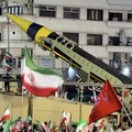 Warga Iran memadati jalan-jalan ibu kota Teheran pada Selasa (21/4/2026), bertepatan dengan pameran persenjataan rudal balistik oleh militer. (Tangkapan Layar Video Reuters/POOL via WANA)