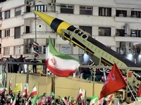 Warga Iran memadati jalan-jalan ibu kota Teheran pada Selasa (21/4/2026), bertepatan dengan pameran persenjataan rudal balistik oleh militer. (Tangkapan Layar Video Reuters/POOL via WANA)