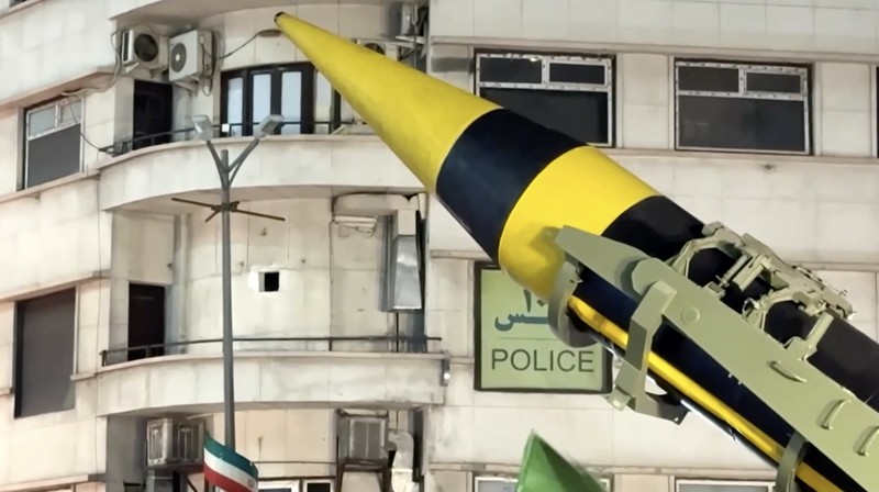 Warga Iran memadati jalan-jalan ibu kota Teheran pada Selasa (21/4/2026), bertepatan dengan pameran persenjataan rudal balistik oleh militer.