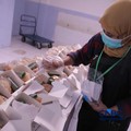 Aktivitas di dapur Asrama Haji Pondok Gede, Jakarta, terlihat sibuk pada Kamis (23/4/2026). Para petugas dapur haji tampak menyiapkan berbagai makanan, termasuk snack box, untuk memenuhi kebutuhan konsumsi calon jemaah haji. (CNBC Indonesia/Muhammad