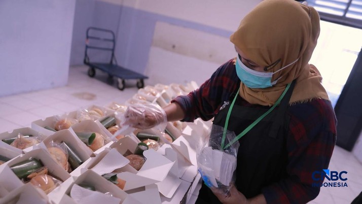 Aktivitas di dapur Asrama Haji Pondok Gede, Jakarta, terlihat sibuk pada Kamis (23/4/2026). Para petugas dapur haji tampak menyiapkan berbagai makanan, termasuk snack box, untuk memenuhi kebutuhan konsumsi calon jemaah haji. (CNBC Indonesia/Muhammad